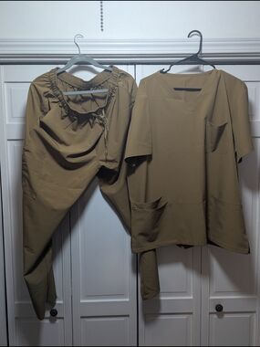 Women's Olive/Tan Scrub Set - Comfortable V-Neck Top & Elastic Waist Pants